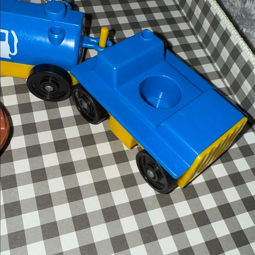 Vintage Fisher price little people Colorful Train fueled truck Toy Mattel 2004 - Picture 7 of 9